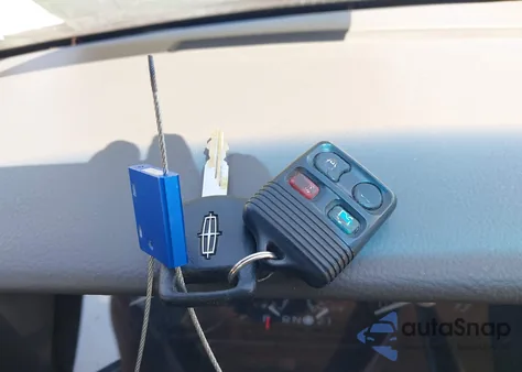 2009 Lincoln Town Car Signature Limited из США, поврежденный, VIN 2LNHM82V49X617135